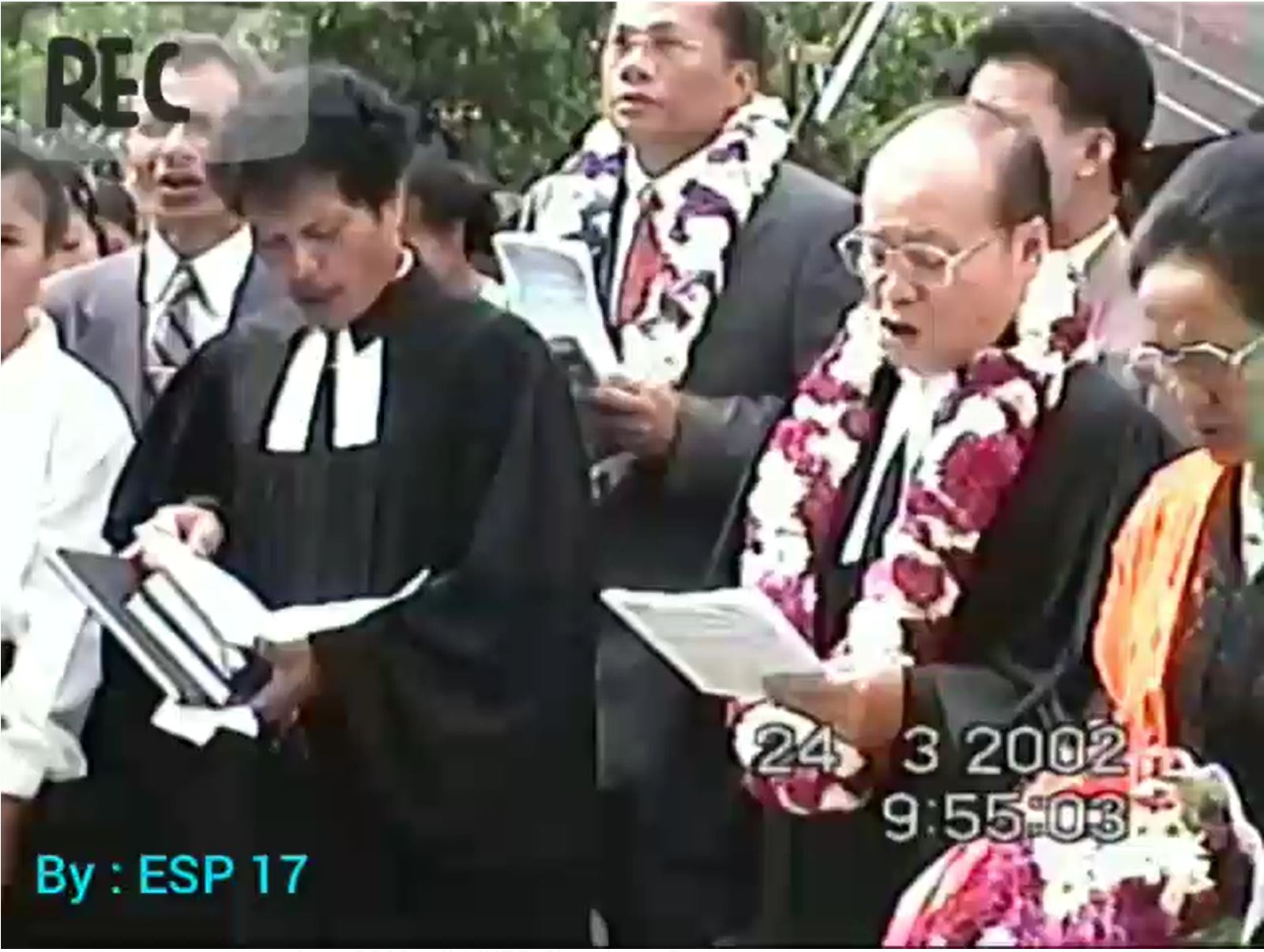 Bersama Emeritus Ephorus HKBP Pdt.Dr. J.R.Hutauruk Ibu dlm acara MBO tahun 2002 di HKBP Sipodang Barus